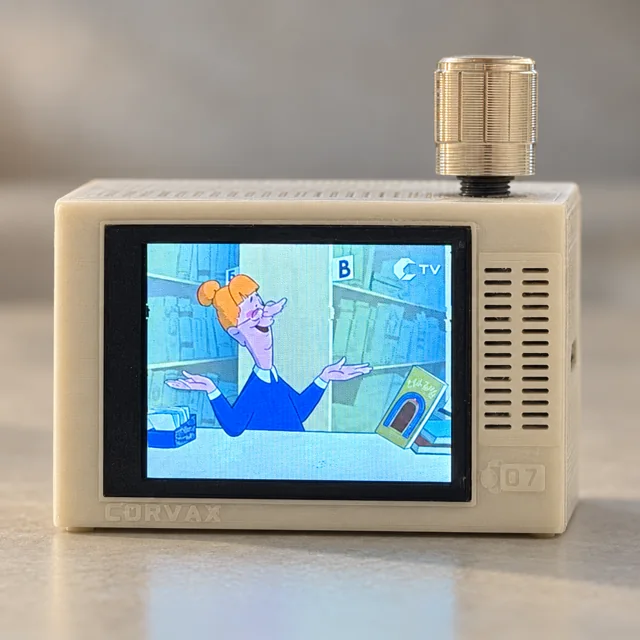 Собранный Corvax TV воспроизводит видео на дисплее